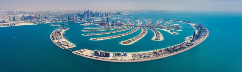 Tuinposter Luchtfoto op het eiland Palm Jumeira in Dubai, Verenigde Arabische Emiraten, op een zomerdag. © Funny Studio