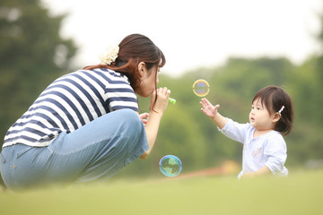 しゃぼん玉で遊ぶ親子