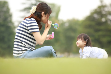 しゃぼん玉で遊ぶ親子