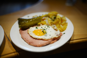 Leberkäse mit Ei und Bratkartoffeln