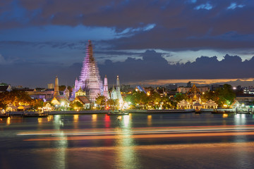 Obraz premium Wat Arun glowing in the pink twilight