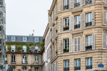 Obraz premium PARIS, FRANCE - APRIL 7, 2019: Antique building view in Paris city, France.
