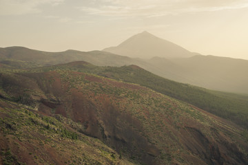 Saharasand trifft auf das Gebirge auf Teneriffa