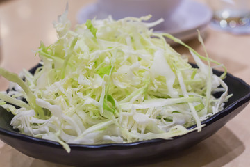 Shreds cabbage