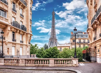 Fotobehang Kleine Parijse straat met uitzicht op de beroemde Eiffeltoren in Parijs, Frankrijk. © Augustin Lazaroiu