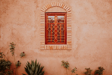 Verziertes Fenster an Hauswand von Haus in Marokko 