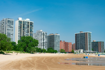Fototapeta na wymiar Beach in Edgewater Chicago with the Neighborhood Skyline