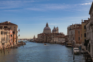 Naklejka premium Großer Kanal in Venedig mit Basilika Santa Maria della Salute Wassertaxis Gondeln Boten in Venedig