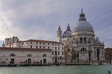 Fototapeta na wymiar Großer Kanal in Venedig mit Basilika Santa Maria della Salute Wassertaxis Gondeln Boten in Venedig