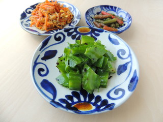 沖縄料理とピパーツの実 (Okinawa)