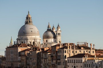 Obraz premium Großer Kanal in Venedig mit Basilika Santa Maria della Salute Wassertaxis Gondeln Boten in Venedig