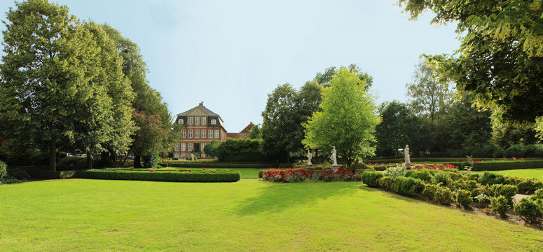 &Ouml;ffentlicher B&uuml;rgermeister-Park am Rathaus von Wilster Schleswig-Holstein