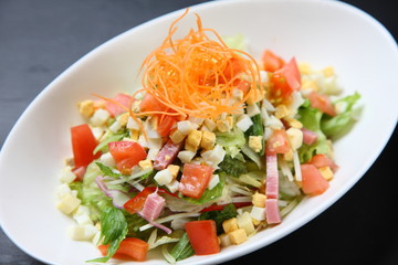茹で卵と人参とコーンとハムとトマトのサラダ
