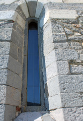 Finestra ad arco con vetro e pietra