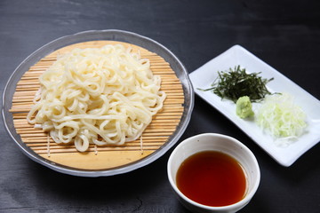麺打ち職人の技が光るツヤツヤの稲庭うどん