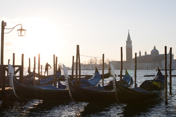 Gondeln am Hafen in Venedig