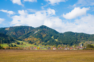 Fototapeta na wymiar Kurort Unterammergau in herbstlicher landschaft