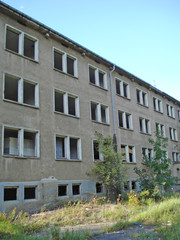 Fototapeta na wymiar Altes Gebäude Armee Plattenbau DDR
