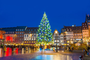 Christmas tree and xmas market at Kleber Square at night  in medieval city of Strasbourg - capital of Noel, Alsace, France. - obrazy, fototapety, plakaty