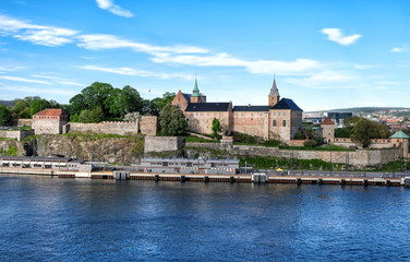 Fototapeta na wymiar BerÃ¼hmte Akershus Festung im Herzen der norwegischen Hauptstadt Oslo â€“ besonderer Blick vom Meer aus.