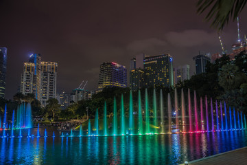 Fototapeta na wymiar Kuala Lumpur Skyline mit See und farbigen Wasserfontänen bei Nacht, Malaysia
