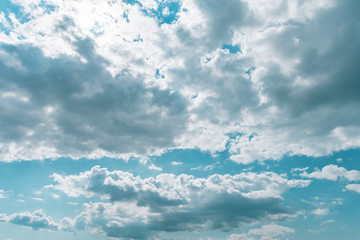 Große weiße Wolken vor blauem Himmel bewölkter Sommerhimmel