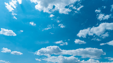Weiße Wolken vor weitem blauen Himmel