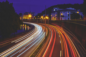 Nacht und Autobahn in Saarbrücken Saarland Deutschland Europa mit Landtag des Saarlandes Autobahn...