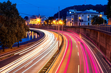 Nacht und Autobahn in Saarbrücken Saarland Deutschland Europa mit Landtag des Saarlandes Autobahn...