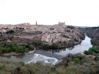 Fototapeta na wymiar Panorámica de la ciudad de Toledo, España