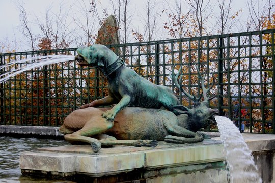 sculpture fontaine chien et cerf
