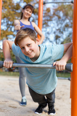 Obraz premium Boy doing push-ups with mother