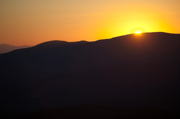 Obraz premium Sunset over mountain range, Stowe Vermont, USA