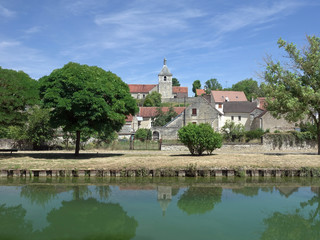 Le canal de Bourgogne au pied du village de Saint-Vinnemer dans l'Yonne