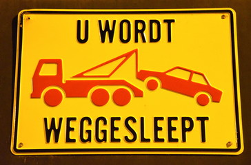 Schild: Hier wird abgeschleppt.
