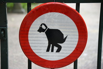 Verbotsschild: Hier ist kein Hundeklo!