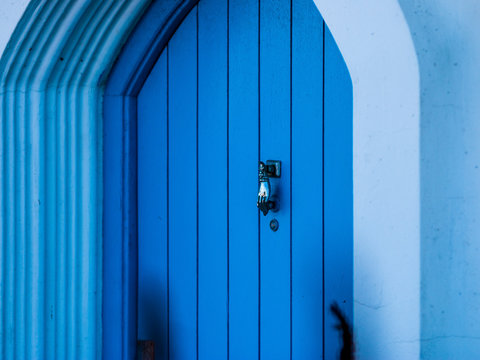 porta zul com batedor prateado, tons em azul