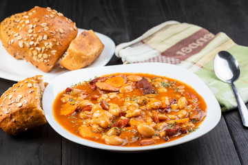 Baked beans with sausage and vegetables
