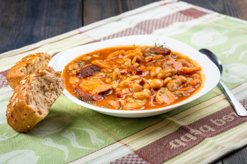 Baked beans with sausage and vegetables