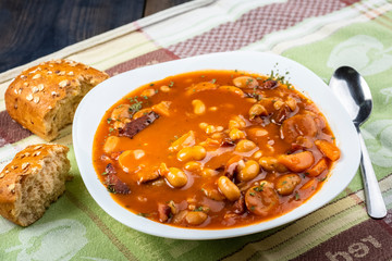 Baked beans with sausage and vegetables