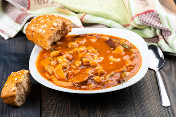 Baked beans with sausage and vegetables
