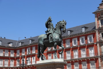 Fototapeta na wymiar Statue équestre de la Grand place à Madrid, Espagne