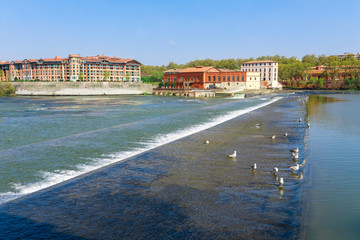Obraz premium French ancient town Toulouse and Garonne river panoramic view. Toulouse is the capital of Haute Garonne department and Occitanie region, France, South Europe. Famous city and tourist destionation.