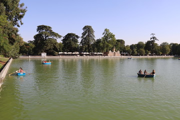 Fototapeta na wymiar Lac du parc du Retiro à Madrid, Espagne