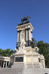 Fototapeta na wymiar Monument à Alphonse XII, parc du Retiro à Madrid, Espagne