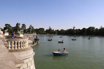 Fototapeta na wymiar Barques sur le lac du parc du Retiro à Madrid, Espagne