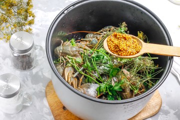 Fresh crayfish in the bowl of the multicooker with mustard beans - the ingredients for cooking boiled crayfish in a multicooker. Step 5.