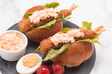 バターロールの海老フライサンド