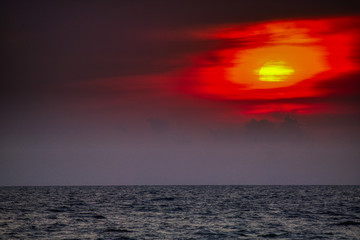 Dieses einzigartige Bild zeigt den gigantischen Sonnenuntergang auf den Malediven. eineinzig artiges Farbschauspiel wie der Himmel sich Orange färbt