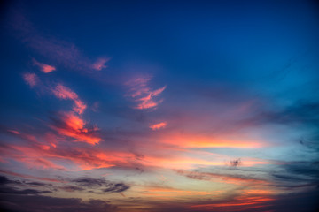 Dieses einzigartige Bild zeigt den gigantischen Sonnenuntergang auf den Malediven. eineinzig...